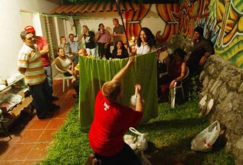 Silvia testar lyckan i fiskdammen