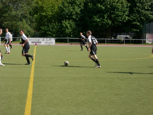 Emil driver upp bollen