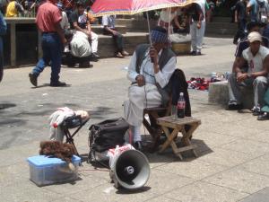 Mäster Ormtjusare håller låda: Observera ormen i plastbunken - och apan som vaktar den - i bildens vänstra hörn. OBS! För att göra bilden större, klicka på den och välj versionen "preview" som är den största varianten.