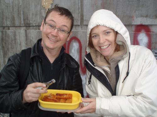 Marcus serverar Karin de flamberade fiskpinnarna