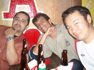Jon, Pablo och Hiro: På ett klassiskt chuparo i centrala San Salvador 2006-06-16