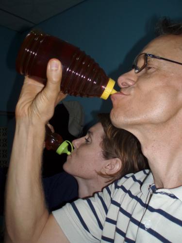 Marie och Magnus testar FECANM-honung