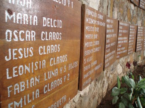 Minnesmonumentet, namnen på de mördade