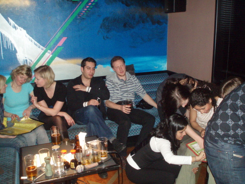 Febril aktivitet i pausen mellan omgång 1 och 2