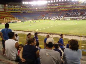 Folk lämnar stadion...