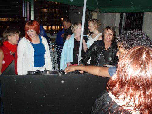 Efter de olika framträdande började regnet...