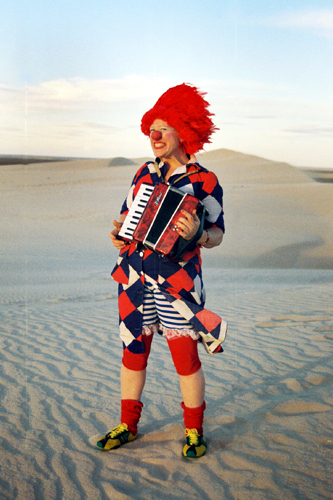 Clownen Angela med dragspel