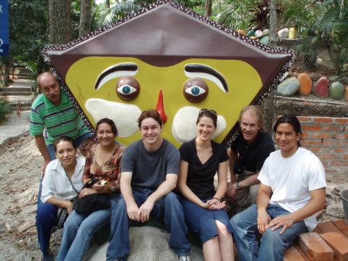 Glada lärare och studenter på CIS