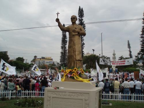 26 år sedan Romero mördades: Romerostatyn vid Salvador del Mundo 2006-03-24
