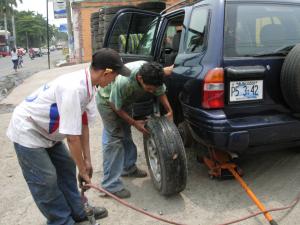 Punkafix: Två dollar och 10 minuter kostar det att laga punkan på hyrbilen. Sonsonate, däckfirman mittemot Shell.