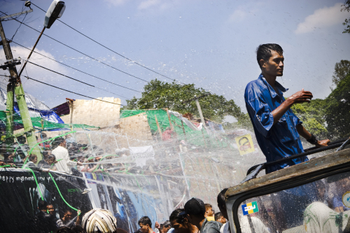 Thingyanfirande vid Inyasjön i Yangon
